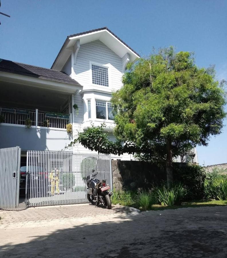 Villa 360 Lembang Exterior photo